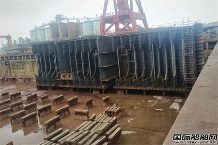 文沖修造完成亞洲最大海工駁船升級(jí)改造順利出塢