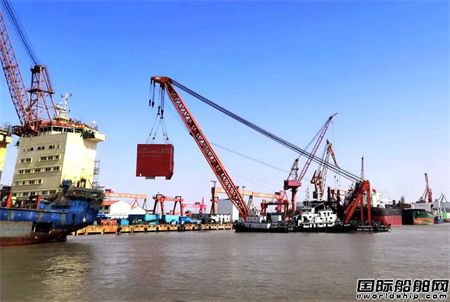 上海中遠海運重工完成“查爾斯頓”輪脫硫改裝分段吊裝定位