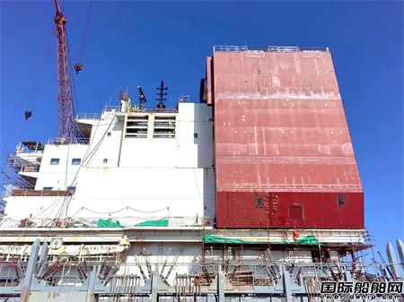 上海中遠海運重工完成“查爾斯頓”輪脫硫改裝分段吊裝定位