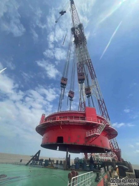 “新振浮7”輪完成江蘇龍圣4000噸起重機下筒體吊裝