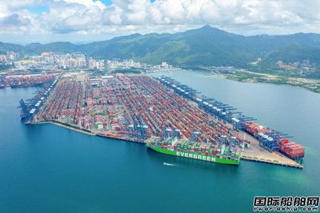 全球最大集裝箱船“長益”輪首航鹽田港