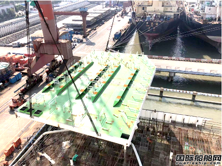 上海中遠海運重工完成塞浦路斯FSRU改裝動力模塊首個分段吊裝