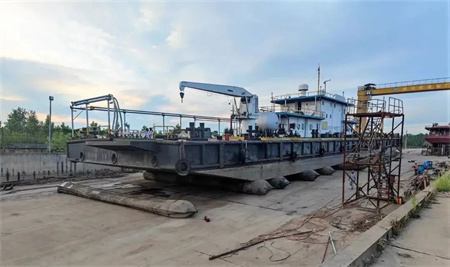 武漢航道船廠完成75米躉船起坡作業