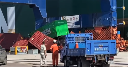 長榮一艘超大型集裝箱船臺北港卸貨7個集裝箱掉落