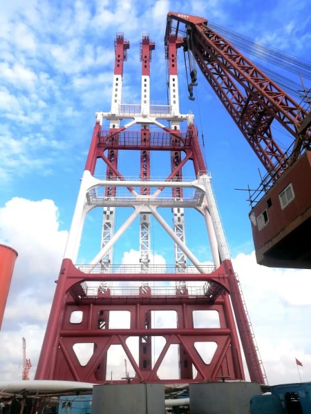 上海中遠海運重工完成“三航砂樁3”輪“A”字架和樁架吊裝