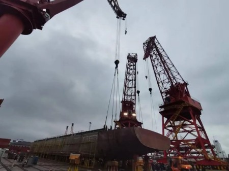 江南造船廠首艘120TEU集裝箱船艏艉分段實(shí)現(xiàn)船臺(tái)搭載