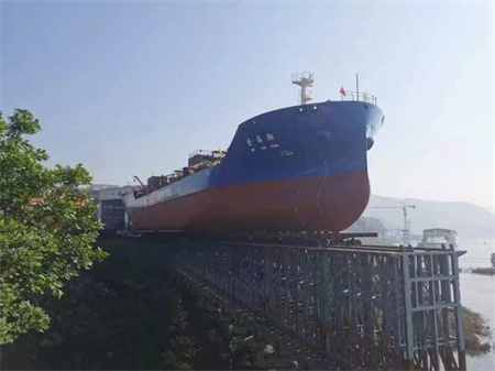 川船重工建造8000噸不銹鋼化學品船2號船順利下水