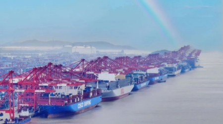 中遠(yuǎn)海運(yùn)“七船同靠”洋山港