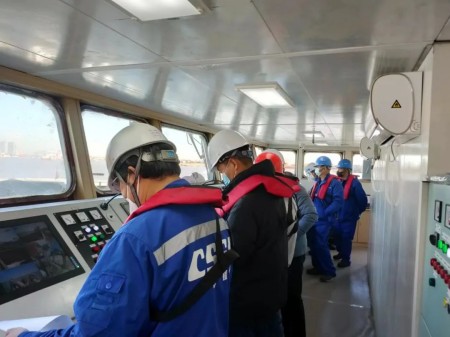 江南造船廠首制120TEU河海直達(dá)集裝箱船試航凱旋