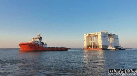 中國第一深度半潛船“鐵建鑫鵬”號安全拖帶出江