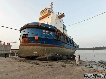益豐船務首次拖曳拖輪上船臺坐墩成功