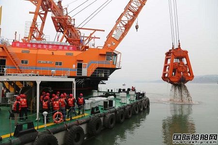 長江航道最大鋼索式水下抓斗挖泥船“長鷹9”通過竣工驗收