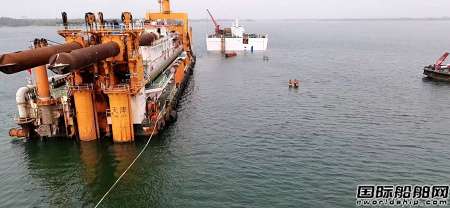 “振華7”輪阿比讓成功浮裝2艘工程船