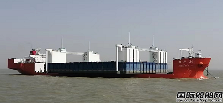 “振華34”輪成功潛裝振華重工一艘新建下水駁船