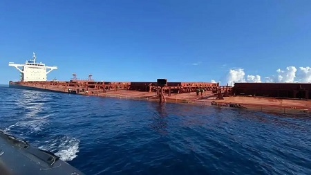 一艘海岬型船駛往中國途中觸礁擱淺！滿載近18萬噸鋁土礦