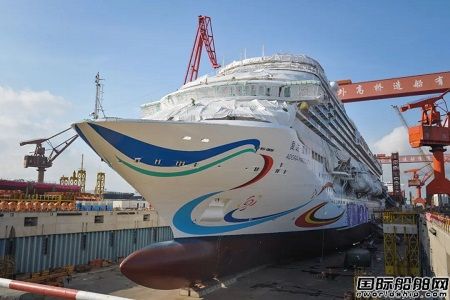 外高橋造船首艘國產郵輪“愛達·魔都”號外板彩繪工程完美收官