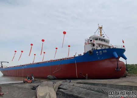 華東船業(yè)建造內(nèi)河集裝箱多用途船“錦順88”下水