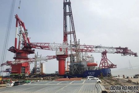 南通振華重裝完成“海峰1001”風(fēng)電安裝平臺起重機(jī)總裝