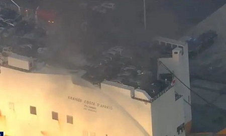 突發！一艘載有5000輛汽車滾裝船起火！2人身亡