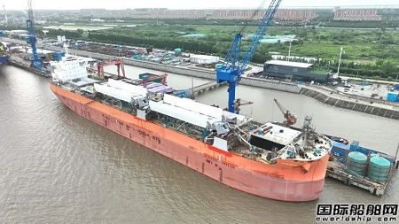 上海中遠海運重工完成全球首艘散貨船硬制三片式自動旋轉風帆吊裝