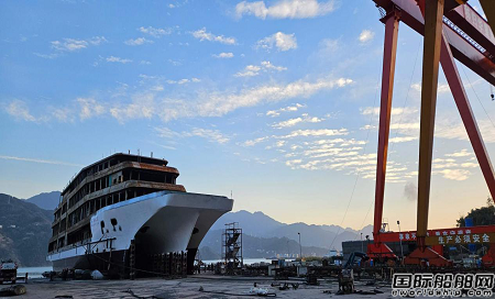 中國內河最大雙體客船“長江之戀”號順利下水