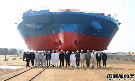 南通振華重裝建造1600T風(fēng)電安裝平臺下水