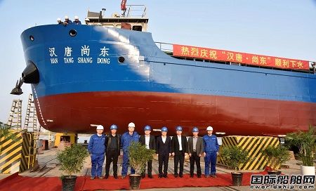 江南造船廠一艘120TEU河海直達(dá)集裝箱船下水