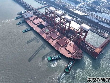 江蘇首次！40萬噸礦砂船首次靠泊連云港港