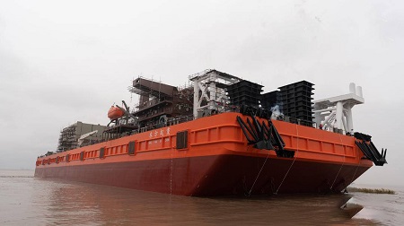 宏強船舶重工建造3000T全回轉起重船順利下水