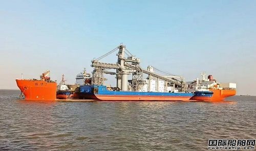 振華海服“振華7”輪成功浮裝4艘工程船