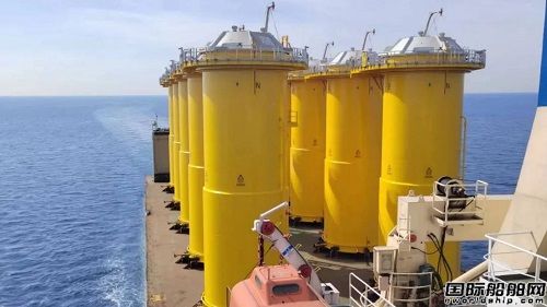 中遠海運特運半潛船“泰安口”輪成功滾裝10套風機塔筒