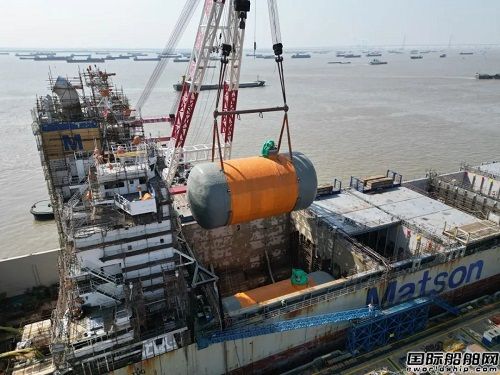 南通中遠海運船務完成“美森卡伊”輪LNG燃料罐吊裝工程