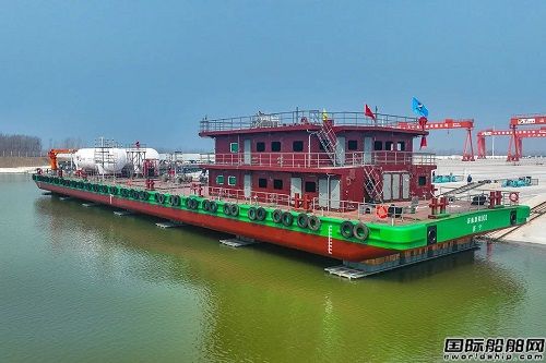 濟寧能源首艘80米油氣加注躉船成功“吉水”