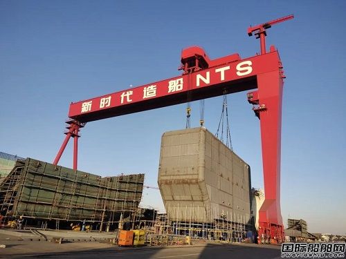 新時代造船首制8000方B型LNG燃料艙成功陸路移運