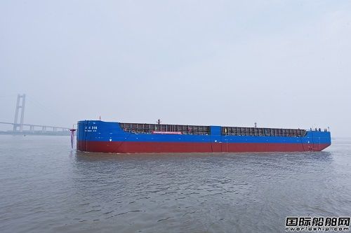鎮江船廠“一帶一路”12000DWT駁船順利下水
