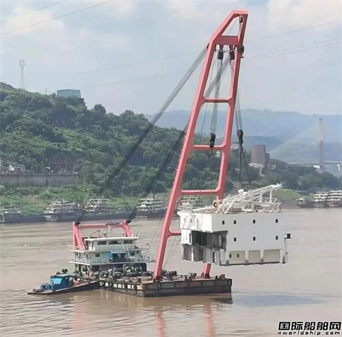 川東造船建造7450噸不銹鋼化學品船完成上建吊裝