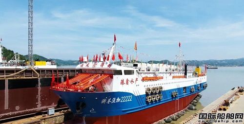 立新船舶為乾鑫水產建造68米冷藏漁業加工船順利吉水