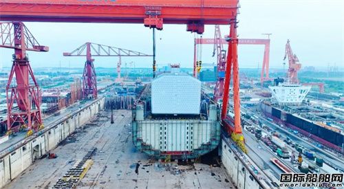 中船天津完成第二艘LNG雙燃料集裝箱船B型艙雙車聯(lián)吊安裝