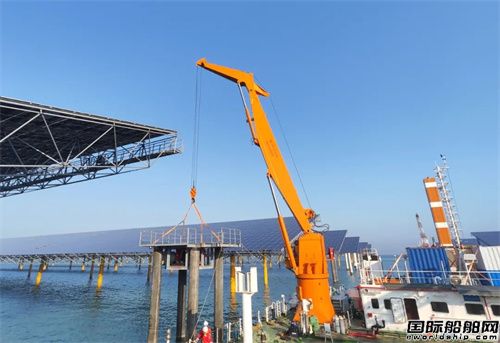 光伏打樁運維船“藍鯤02”完成首批海上光伏項目箱變平臺吊裝