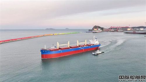 大連中遠(yuǎn)海運(yùn)川崎命名一艘64000噸散貨船