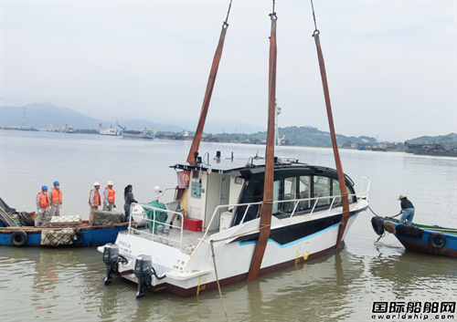 福寧重工霞浦12米級電動公務(wù)交通船下水