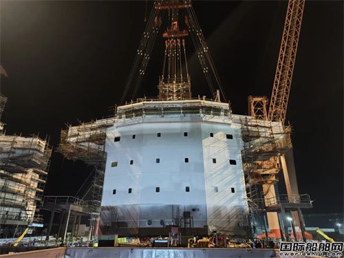 招商工業青島船廠兩艘82000噸散貨船接連完成上建吊裝