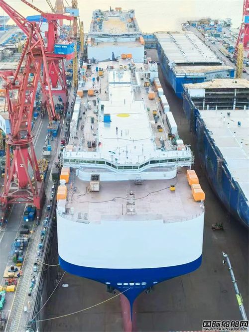 廣船國際兩艘雙燃料汽車運輸船同日出塢
