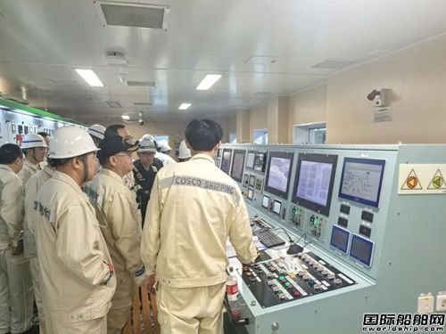 �����ܡ��״���������ϵ�y������������16000TEU�״��pȼ�ϼ��b�䴬���ԇ��