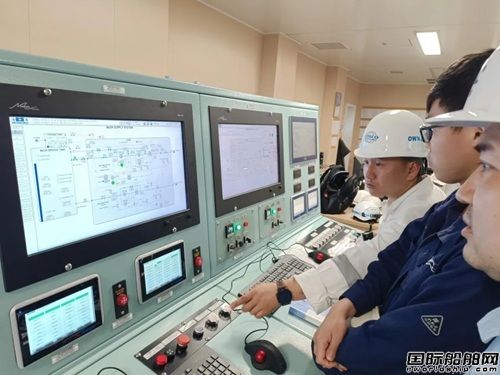 �����ܡ��״���������ϵ�y������������16000TEU�״��pȼ�ϼ��b�䴬���ԇ��