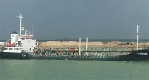伊朗扣押一艘油船及17名船員