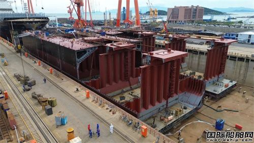 招商工業青島船廠高效推進塢內散貨船分段建造