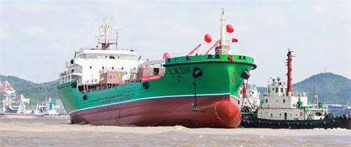 國內首艘7500噸雙燃料甲醇加注船下水