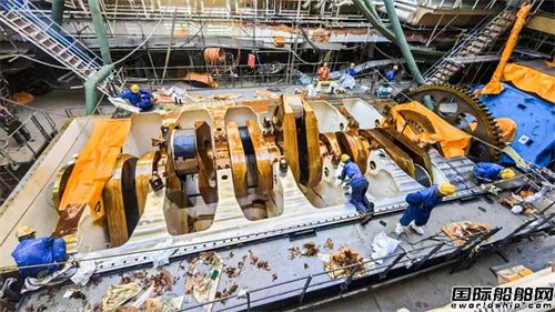 再傳捷報(bào)！滬東中華首次實(shí)現(xiàn)半船主機(jī)與槳軸安裝