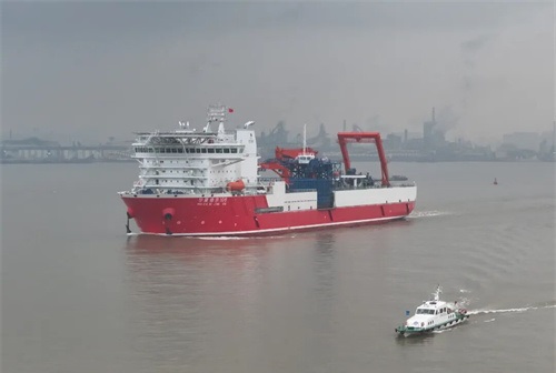 全球最大單盤載纜量海纜施工船出江試航